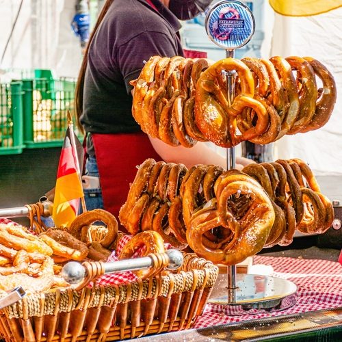 selling-german-pretzels-in-a-street-market-2026-01-05-05-01-55-utc_result